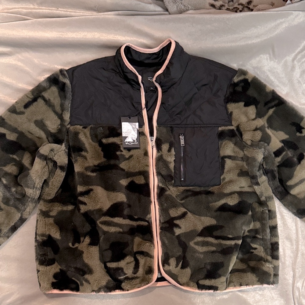 Rails Wesley Camo Quilted Fleece Women’s XL NWT 225$ - Picture 2 of 8